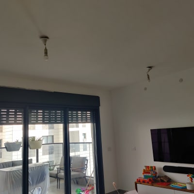 שתי נורות חשמל תלויות מהתקרה בחדר