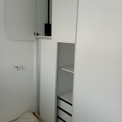 ארון לבן עם דלתות פתוחות ומדפים פנימיים