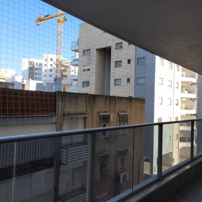 רשת על מרפסת למניעת כניסת יונים