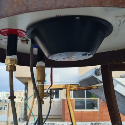 חיבורים וצינורות בתחתית דוד שמש על גג