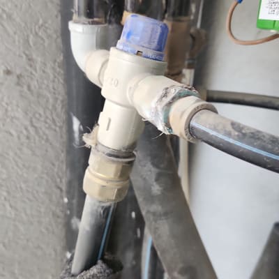 צנרת ומחברים של דוד שמש עם ברז כחול