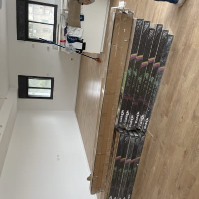 ערימות של קופסאות פרקט על רצפת עץ בחדר