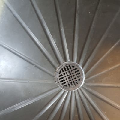 ניקוז עגול במרכז משטח שחור