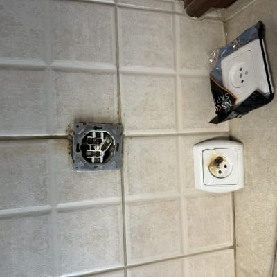 שקע חשמלי מפורק עם סימני שריפה