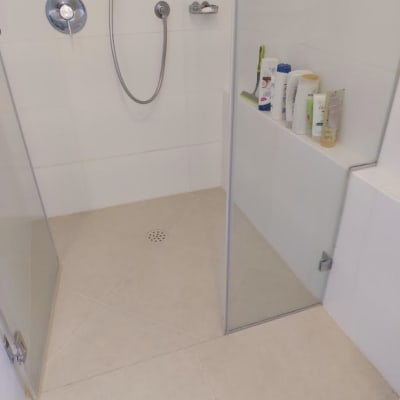 מקלחון עם דלת זכוכית ואביזרי איטום