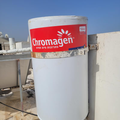 דוד שמש כרומגן מותקן על גג עם צנרת מחוברת