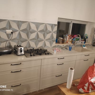 מטבח עם אריחים חדשים, כיור וברז מותקנים