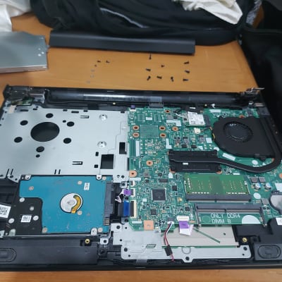 מחשב נייד פתוח עם לוח אם, מאוורר ודיסק קשיח