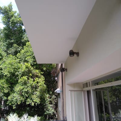 תקרה צבועה בלבן עם גופי תאורה מותקנים