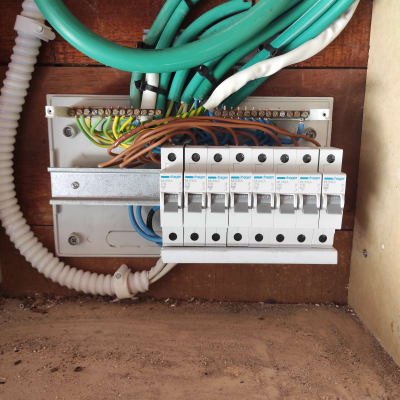 לוח חשמל עם חוטים ומפסקים