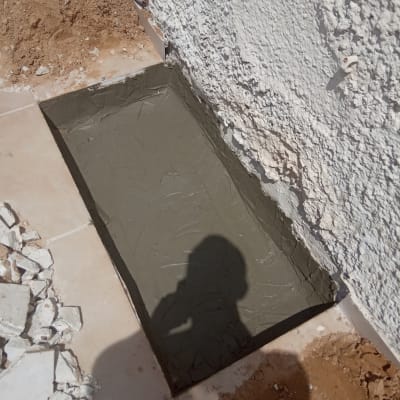 אזור אטום בבטון ליד קיר חיצוני