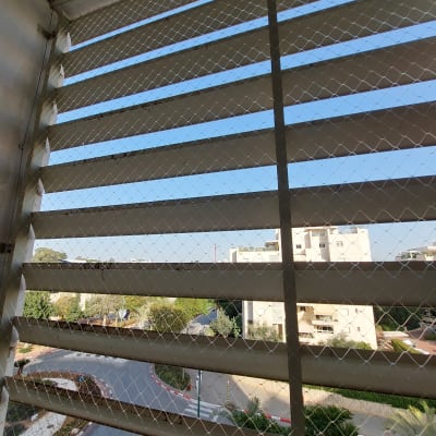 רשת על חלון למניעת כניסת יונים