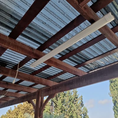 מנורת פלורסנט מותקנת על תקרת עץ