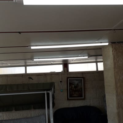 תאורת פלורסנט מותקנת על תקרה בחדר