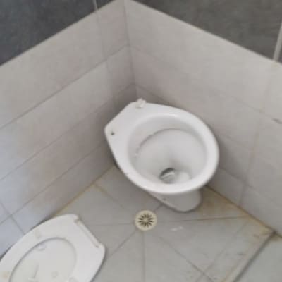 אסלה ללא מכסה, מכסה אסלה על הרצפה, ניקוז ברצפה