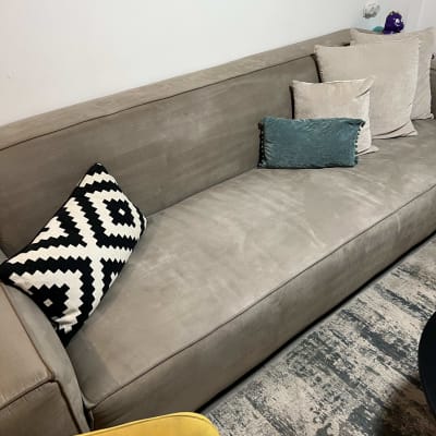 ספה אפורה עם כריות צבעוניות לניקוי