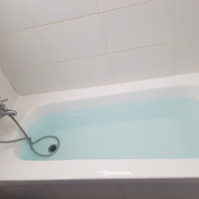 אמבטיה עם מים וברז מתכת