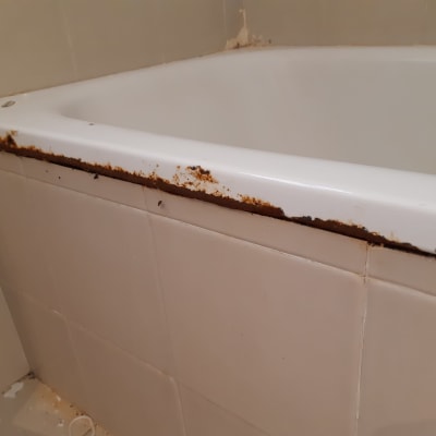 אמבטיה עם חלודה על השפה והאריחים