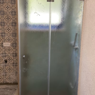 דלת זכוכית למקלחת עם ידית מתכת