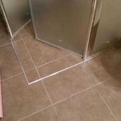 זכוכית מט במקלחת עם מסגרת מתכת