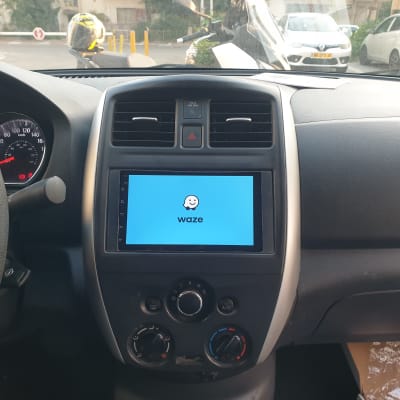 מערכת ניווט Waze מוצגת במסך רכב