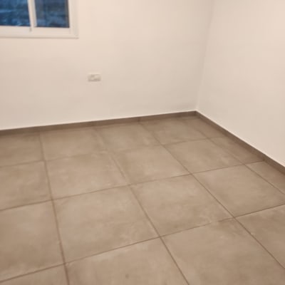 רצפה נקייה עם אריחים בחדר ריק