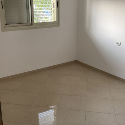 חדר ריק עם רצפה נקייה ומבריקה