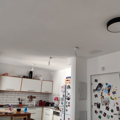 נורות חשמל תלויות מהתקרה במטבח