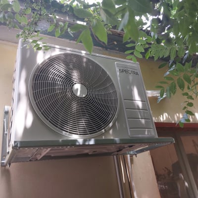 יחידת מיזוג אוויר חיצונית מותקנת על קיר