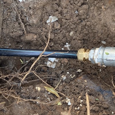 חיבור צינור פלסטיק לאדמה עם מחבר מתכת
