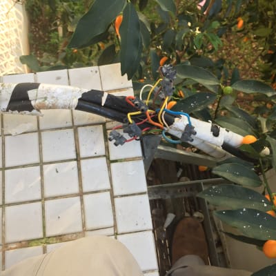 חוטי חשמל חשופים עם חיבורים מאולתרים