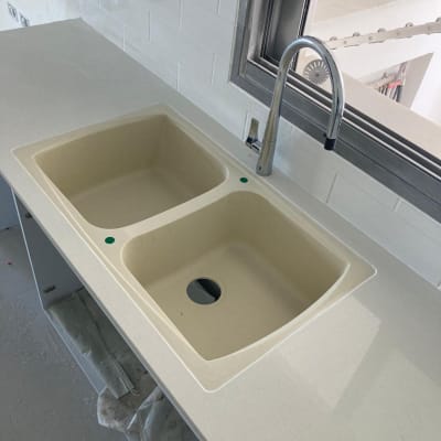 שיש בהיר עם כיור כפול וברז מתכת