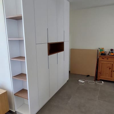 ארון לבן עם מדפים פתוחים בצד