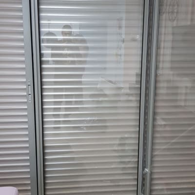 זכוכית שבורה על הרצפה ליד דלת זכוכית