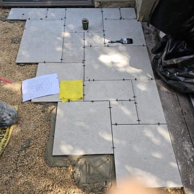 הנחת אריחים על רצפה עם חצץ ומלט