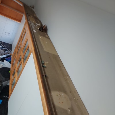 אבק ולכלוך על מדף עץ גבוה