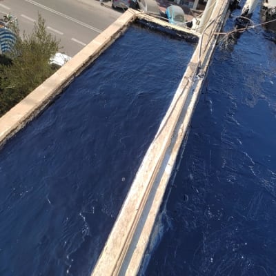 גג אטום בחומר איטום כחול כהה