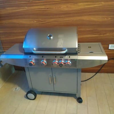 גריל גז מתכת עם ארבעה כפתורים ומכסה סגור