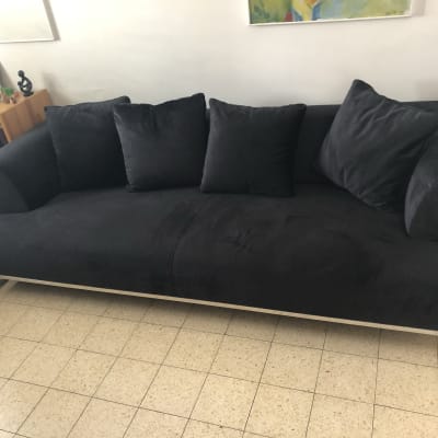 ספה עם ריפוד כהה וכריות מרופדות