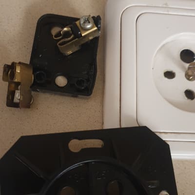 חלקי שקע חשמלי מפורקים על שולחן