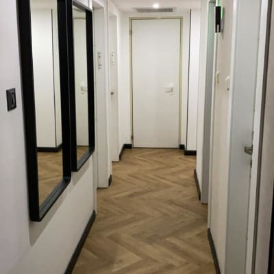 רצפת פרקט בעיצוב פישבון במסדרון מואר