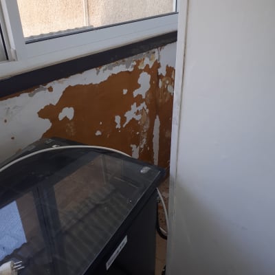 קיר מתקלף עם צבע חום ולבן