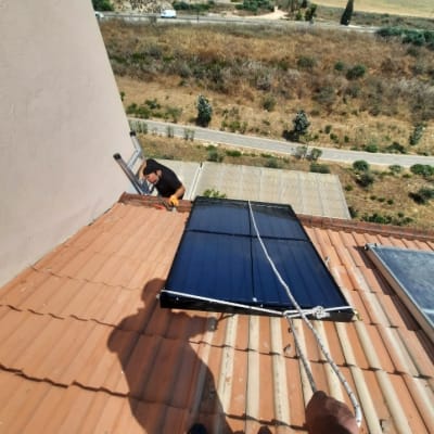 פאנל סולארי מותקן על גג רעפים עם חבל