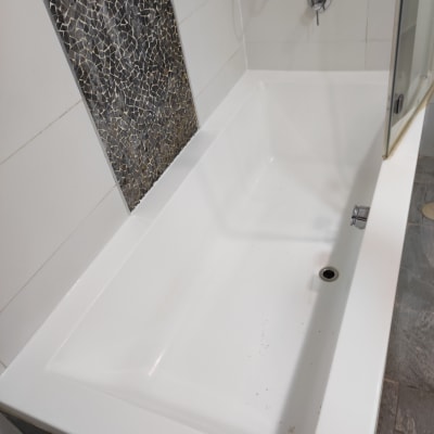 אמבטיה לבנה עם ברז ומקלחת