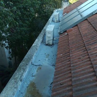 גג עם איטום, שלולית מים, יחידות מיזוג אוויר