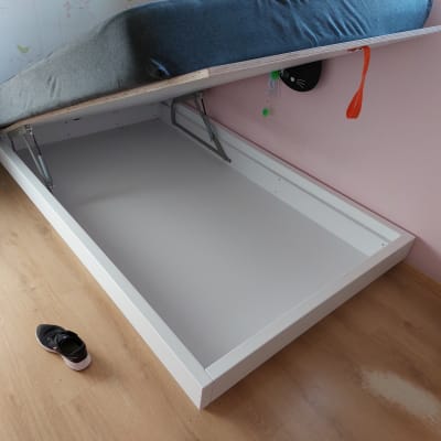 מיטה עם מנגנון הרמה פתוח בחדר שינה