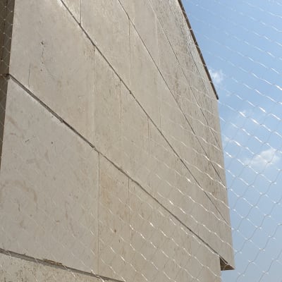 רשת למניעת כניסת יונים על קיר חיצוני