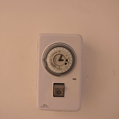 שעון טיימר חשמלי עם כפתור הפעלה