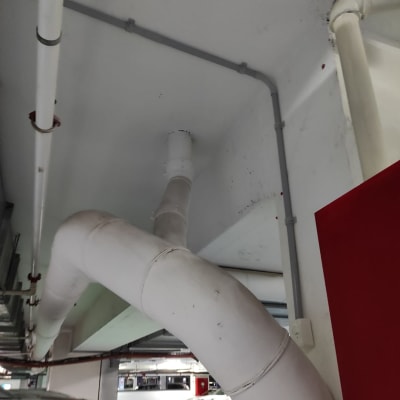 צינורות לבנים ותעלות חשמל בתקרה