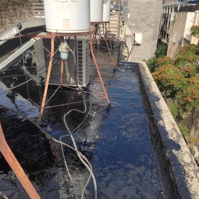 גג אטום בזפת עם דודי שמש וצינורות